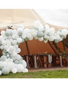 Ekstra Stort Ballongbuesett i Lyse Grønne og Hvite Farger med Papirvifter - Botanisk Bryllup