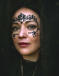 Ansikt Juveler Svarte 15x9 cm - Lyser i Mørket