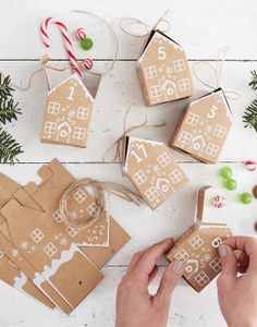 24 stk Brune Pepperkakehus Advent-Bokser / Julekalender med Klistremerker og Hyssing