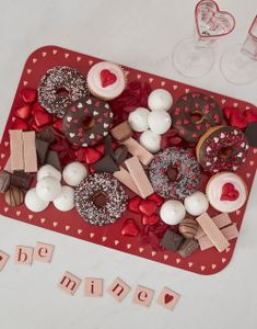 Rødt Grazing Board med Hjerter, Tall og Bokstaver 42 cm