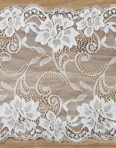 Hvit Bordløper med Blonder 18 cm x 9 meter