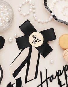 18 År - Krem Hvit og Svart Rosette 11x17 cm