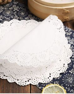 125 stk Runde Blondemønstrede Mat-/Kakeservietter/Underlag i Papir 11,5 cm