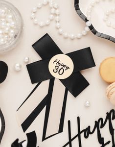 Happy 30 År - Krem Hvit og Svart Rosette 11x17 cm