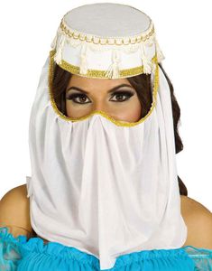 Hvit Haremhatt Pyntet med Slør, Dusker og Gullfarget Bånd